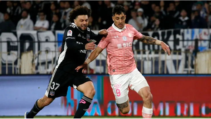 Maxi Falcón luchando un balón con Fernando Zampedri.