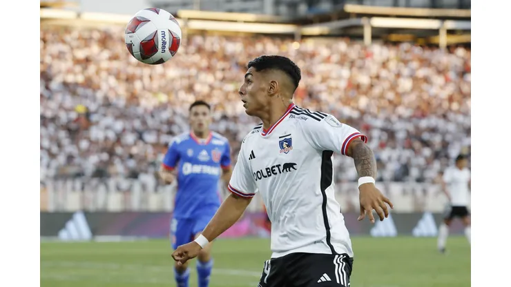 Jordhy Thompson debe firmar la extensión contractual con Colo Colo y destrabar su salida del país para partir a préstamo. (Foto: Felipe Zanca/Photosport)