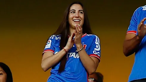 Toro posando con la camiseta de la Universidad de Chile.