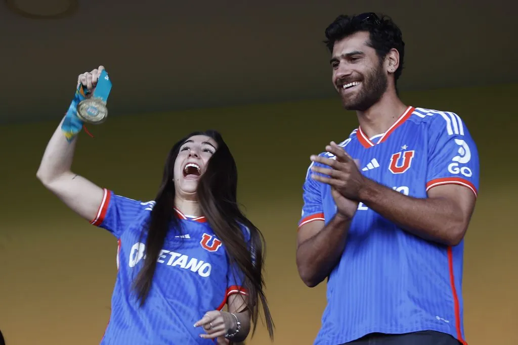 Valentina Toro celebrando junto Marco Grimalt en el Estadio Santa Laura | FOTO: Dragomir Yankovic/Photosport
