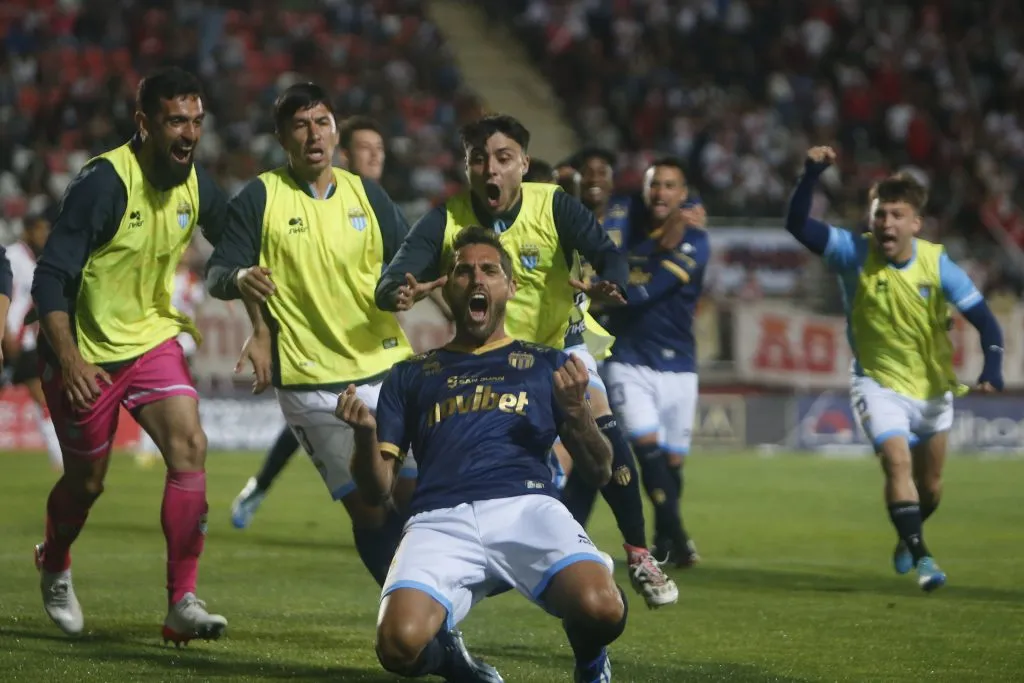 Joaquín Larrivey marcó tres goles en el partido de Magallanes ante Curicó Unido (Foto: Photosport)