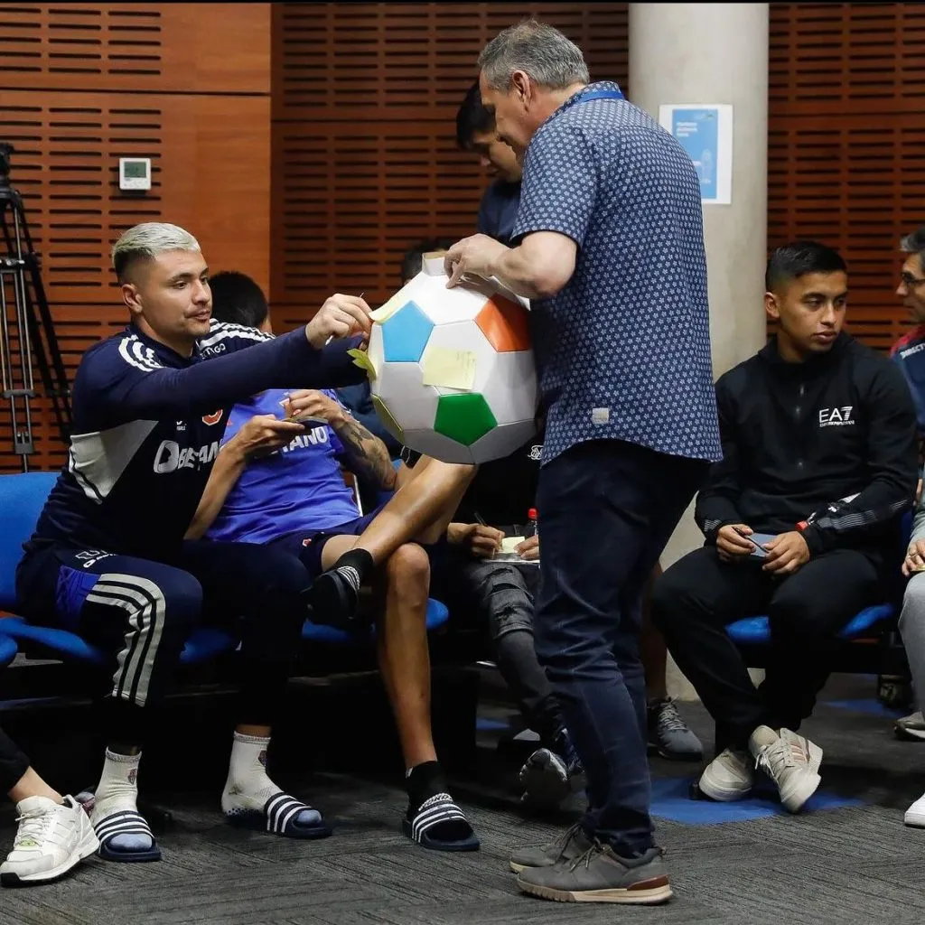 Los jugadores mostraron toda su disposición en la dinámica realizada (Prensa Universidad de Chile)