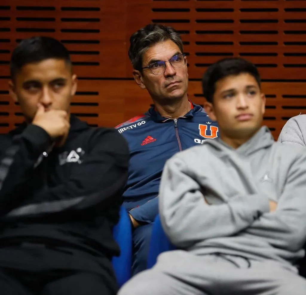 Mauricio Pellegrino muy atento a la charla en el CDA (Prensa Universidad de Chile)