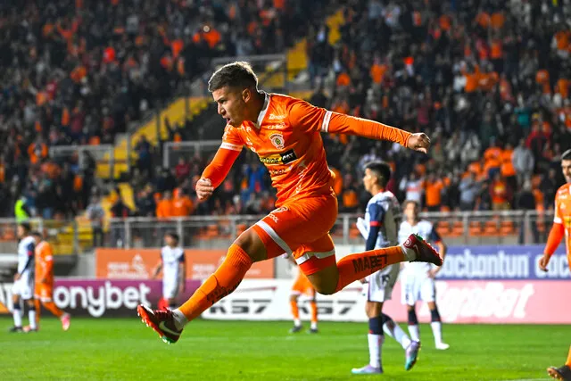 Felipe Villagrán de gran pegada con la izquierda, podría tener su revancha en la U (Photosport)