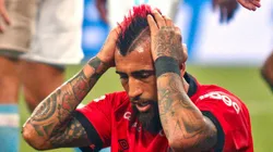 Vidal reaccionó enojado al estado de la cancha del Monumental.