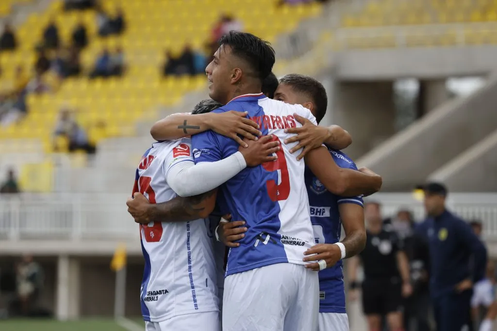 Rodrigo Contreras -al centro- es uno de los jugadores que buscan en Cobreloa (Photosport)