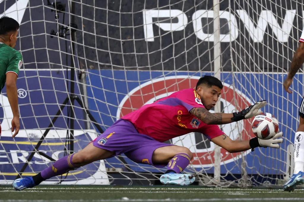 Cortés atajó un penal que puede valer un título para el Cacique | FOTO: Andres Pina/Photosport