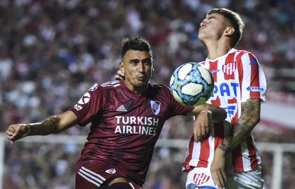 Franco Calderón -derecha- fue vitoreado por su rendimiento en Argentina (Getty Images)