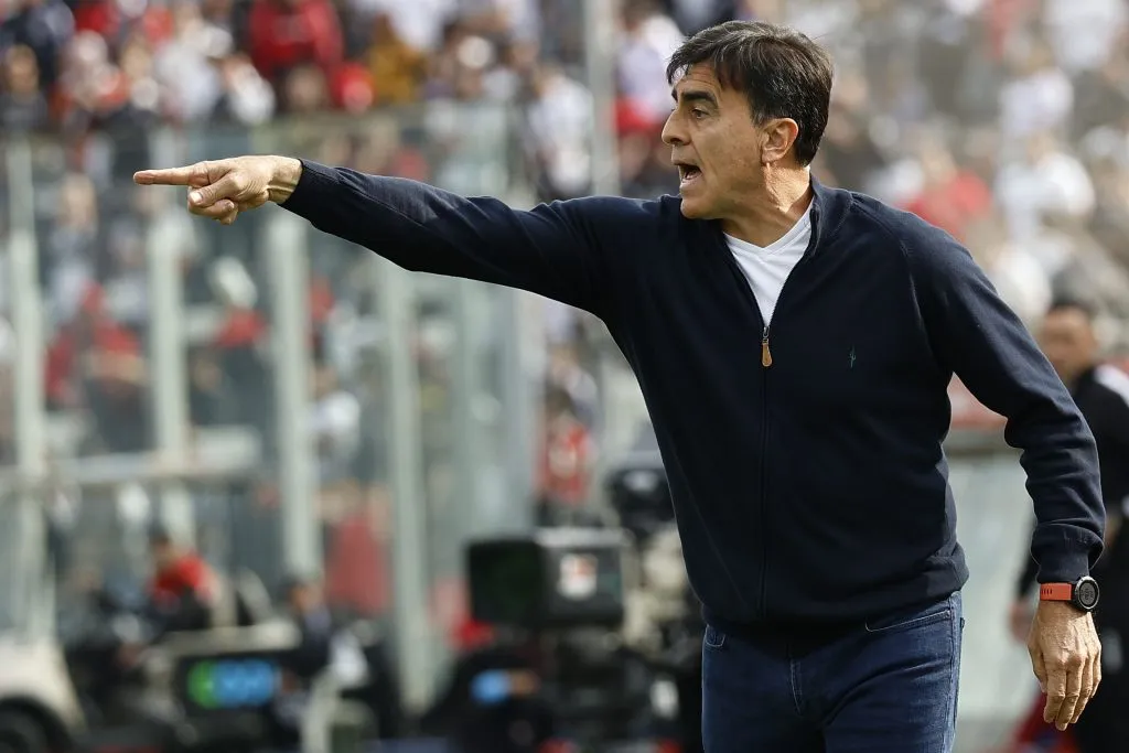 El entrenador de Colo Colo, Gustavo Quinteros, destacó el estado actual de la cancha del Estadio Monumental.(Foto: Dragomir Yankovic/Photosport)