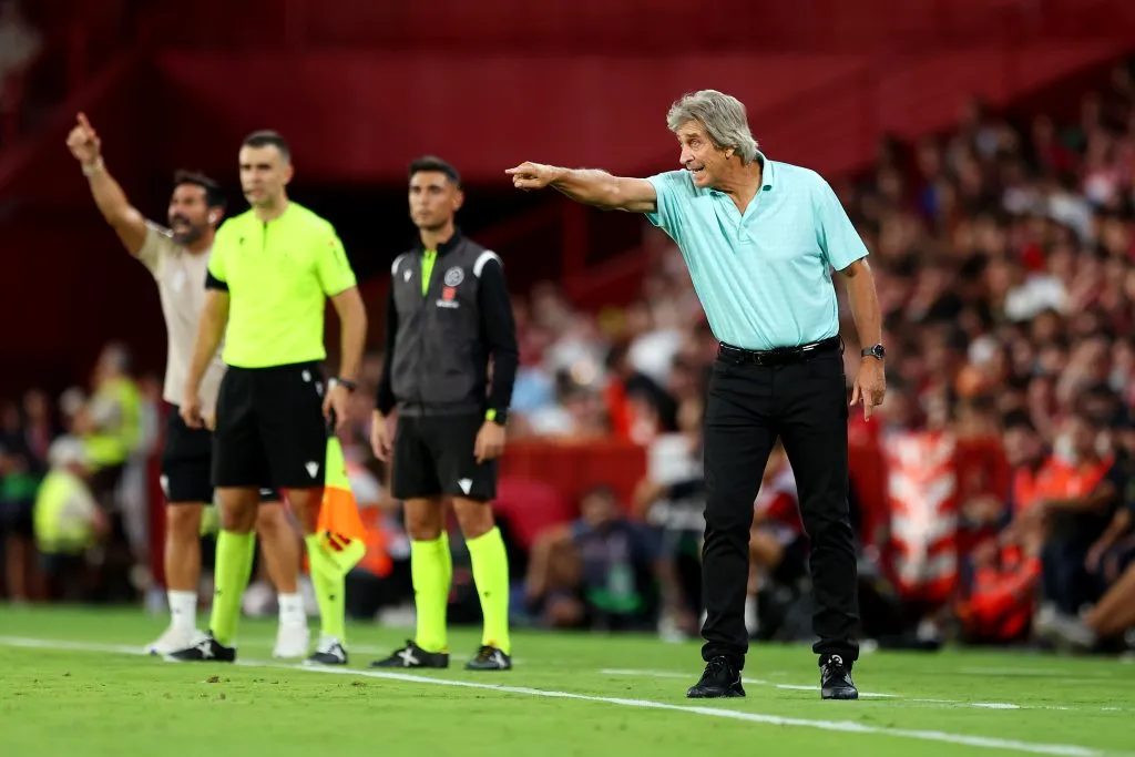 Manuel Pellegrini lleva cuatro temporadas dirigiendo al Real Betis de España. (Foto: Fran Santiago/Getty Images)