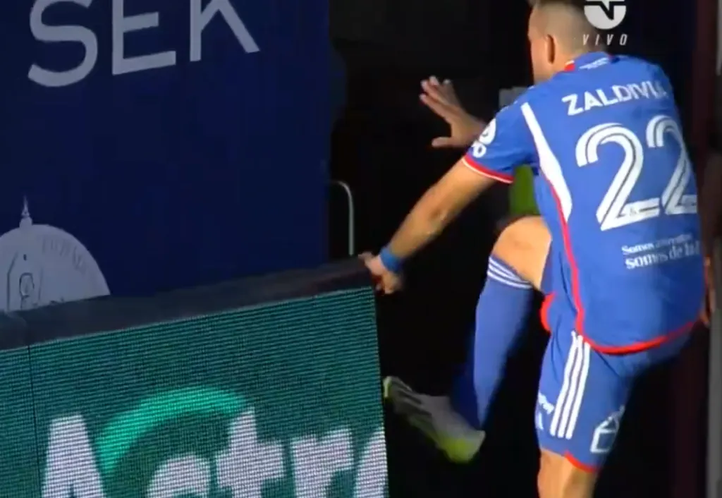 Matías Zaldivia fue expulsado y arremetió contra un estático (Captura TNT Sports)