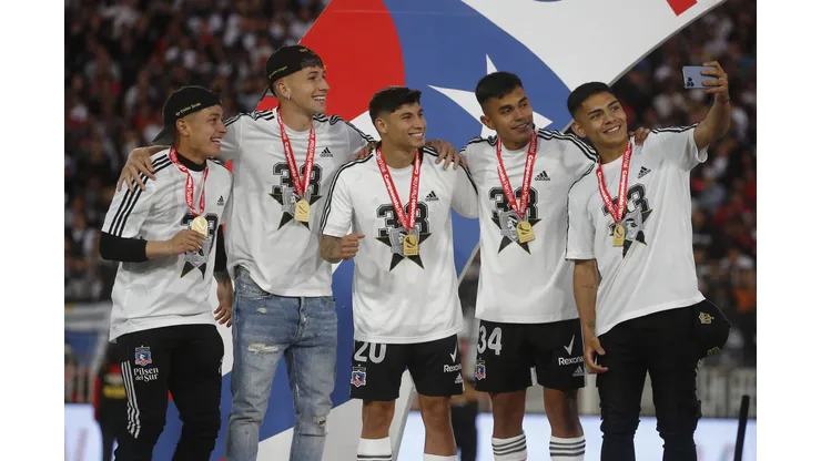Luciano Arriagada se reencontró con sus amigos de Colo Colo. (Foto: Jonnathan Oyarzún/Photosport)