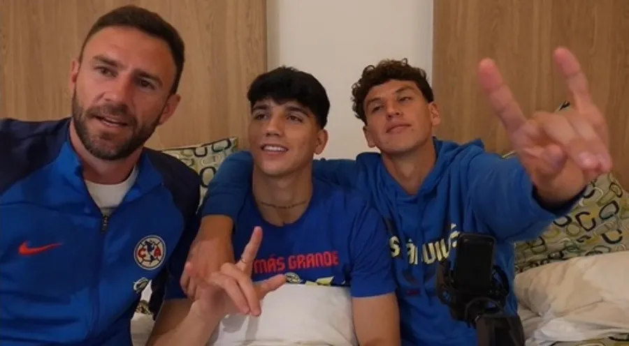 Igor haciendo el gesto de los azules (Captura)