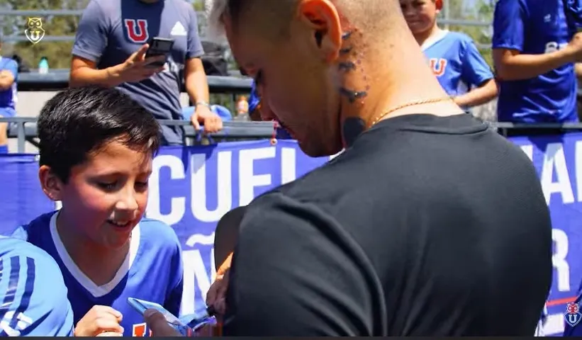 El momento del reencuentro con su ídolo, Campos Véliz (Captura)
