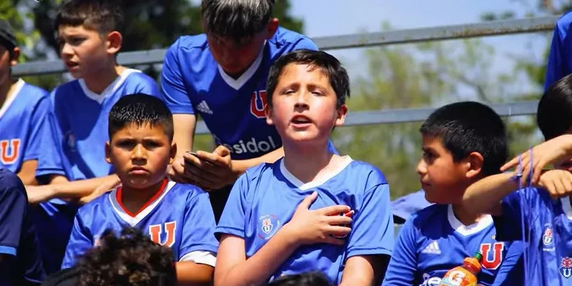 JuanPy cantando el himno de la U (Captura)