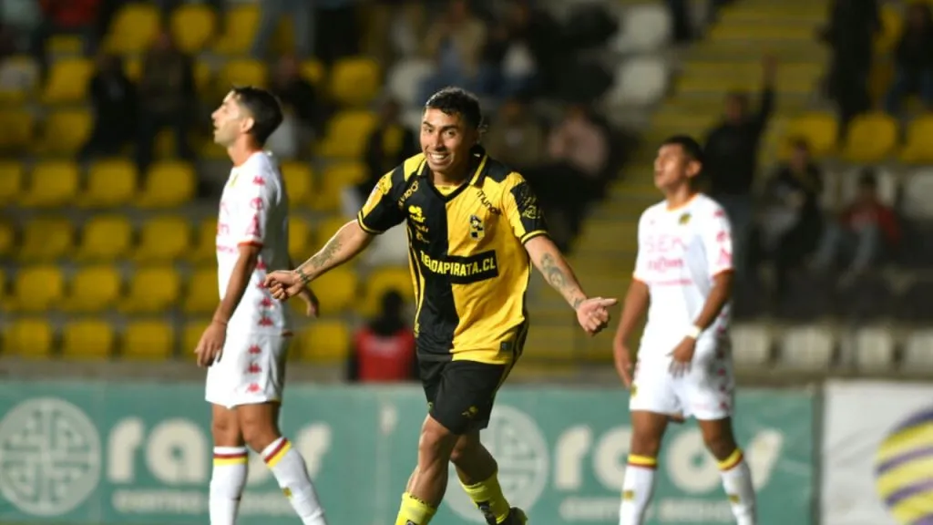 Luciano Cabral debe recibir el visto bueno de Almirón para sumarse a Colo Colo. (Foto: Photosport)