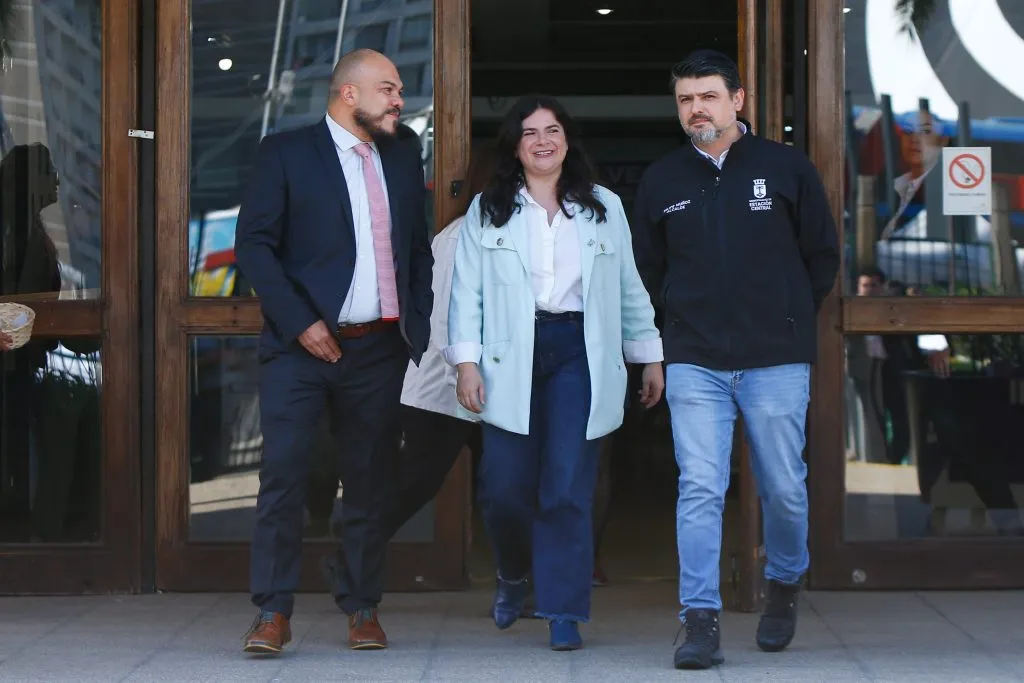 La ministra de la Mujer, Antonia Orellana; el subsecretario de Prevención del Delito, Eduardo Vergara y el alcalde de Estación Central, Felipe Muñoz, lideraron el lanzamiento del plan “No estamos solas”. (Foto: Edwin Navarro/Aton Chile)