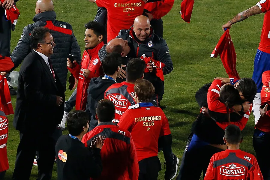 Jorge Sampaoli celebrando la Copa América del año 2015 con la selección chilena (Photosport)