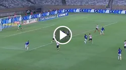 El central chileno no pudo evitar el primer gol de Cruzeiro y un mal despeje provocó el descuento del rival
