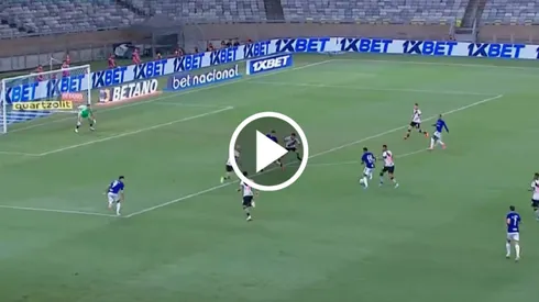 El central chileno no pudo evitar el primer gol de Cruzeiro y un mal despeje provocó el descuento del rival