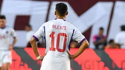 Retiran a Alexis Sánchez de La Roja.
