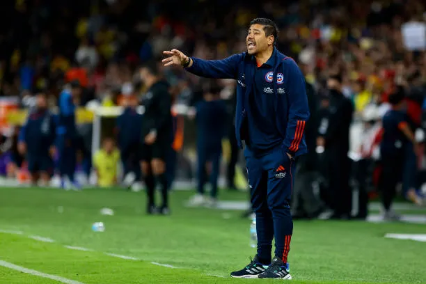 Olguín pide que llegue un entrenador definitivo a La Roja (Getty Images)