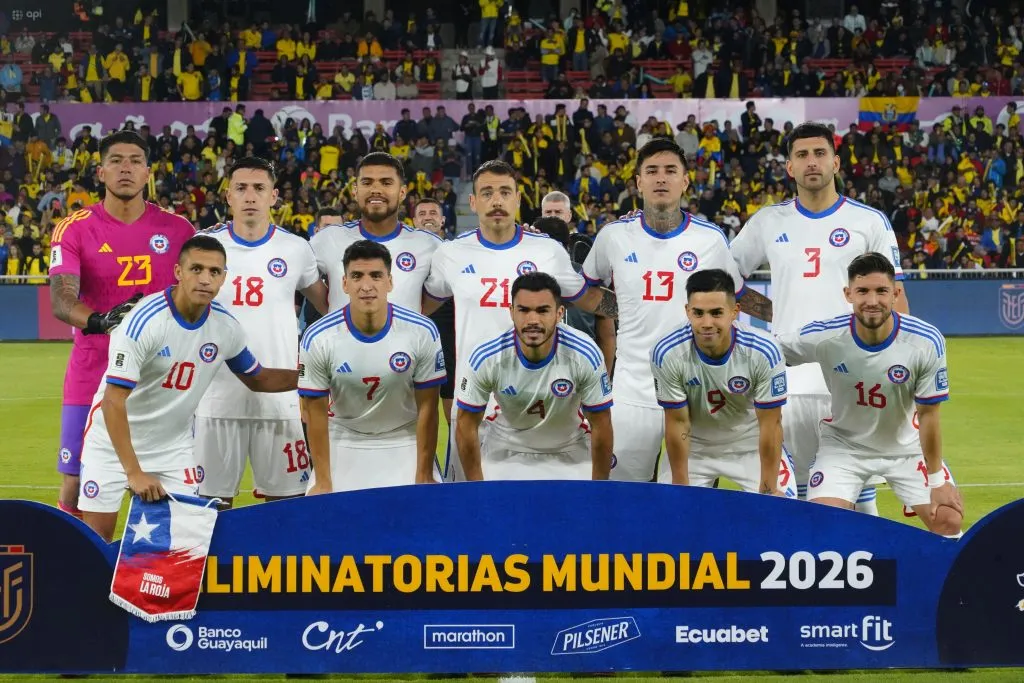 Equipo titular de Chile ante Ecuador. (Foto: Daniel Molineros/Photosport)