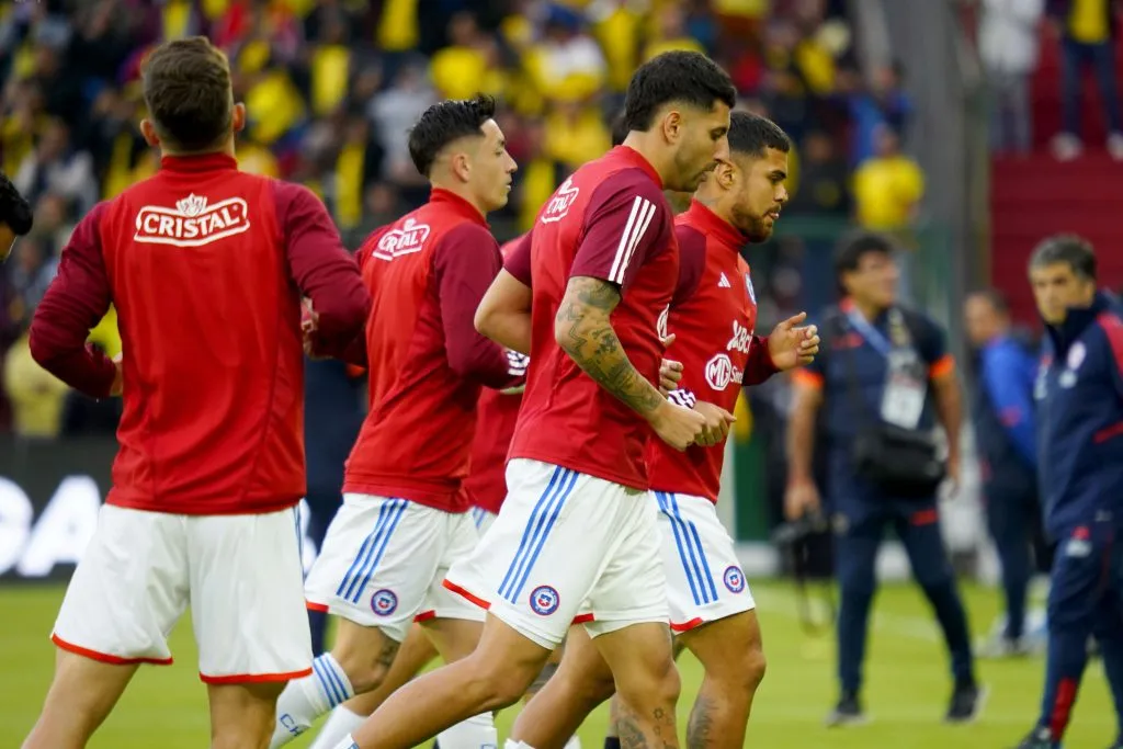 Guillermo Maripán -derecha- está al debe en La Roja (Photosport)