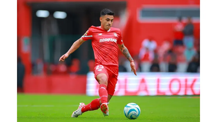 El volante Claudio Baeza del Toluca vino a visitar al plantel de Colo Colo. (Foto: Getty)