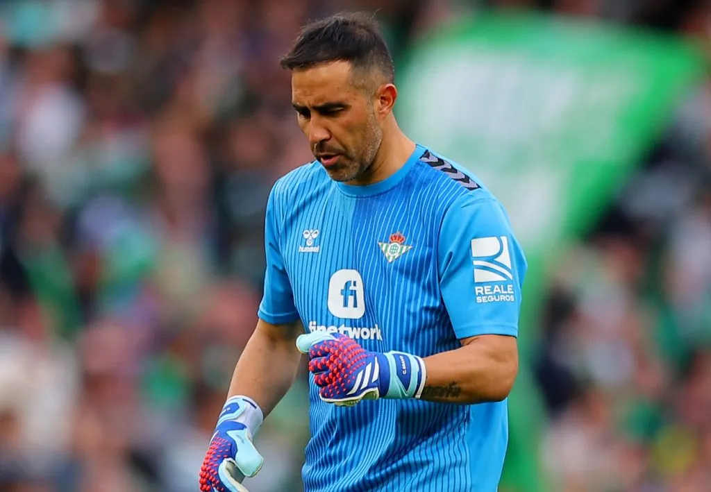 Claudio Bravo estaría descartando retirarse en el Real Betis. (Foto: Getty)