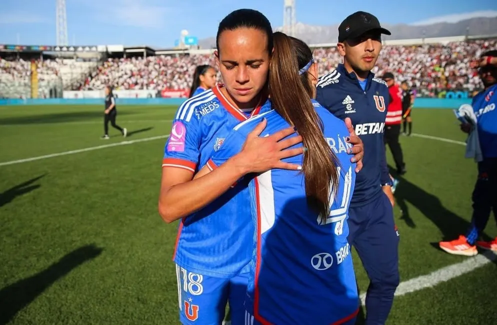 La pena de Bárbara Sánchez e Ignacia Durán tras la eliminación ante Colo Colo (Prensa Universidad de Chile)