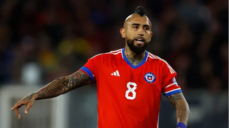 Vidal sorprende y se mete en la elección del próximo DT de La Roja.