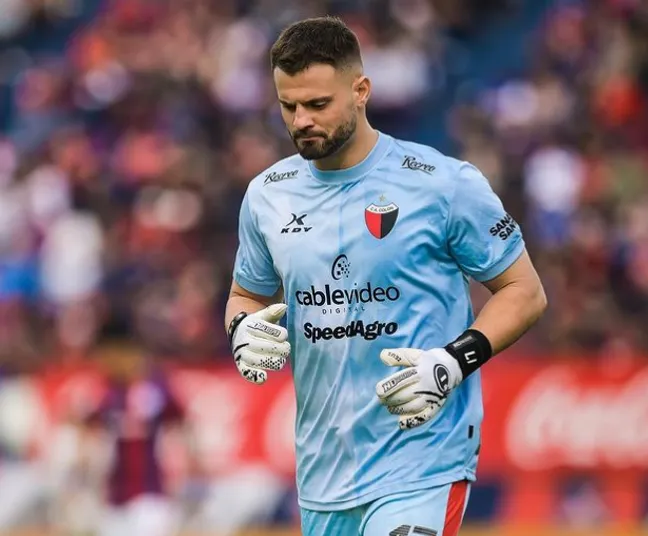 Ignacio Chicco levantó el trofeo de la Copa de la Liga de 2021 con Colón | FOTO: Instagram