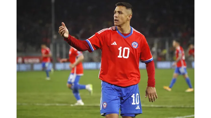 Alexis Sánchez va de enlace y lo destrozan por jugar de enganche
