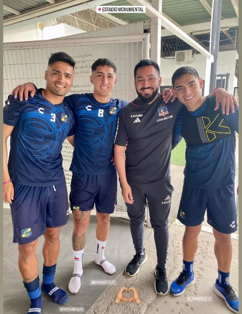 Los jugadores Felipe Campos, Bryan Soto y Joan Cruz junto al masoterapeuta Robert Neculhual de Colo Colo.