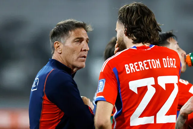 Ben recibiendo instrucciones de parte de Berizzo (Photosport)