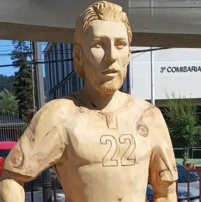 La estatua ubicada en Penco en honor a Brereton que critica Véliz (Archivo)