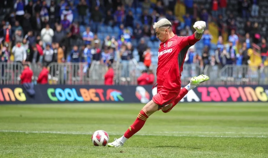 Campos impacta el balón en el gol del triunfo (Nicolás Maldonado – Prensa Universidad de Chile)