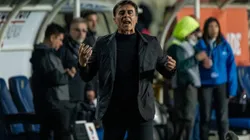 El entrenador Gustavo Quinteros suma varios interesados a un mes de que finalice su contrato con Colo Colo. (Foto: Guillermo Salazar)