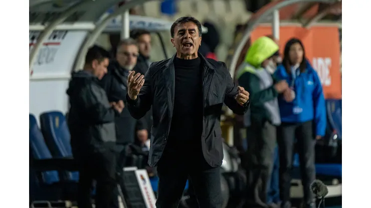 El entrenador Gustavo Quinteros suma varios interesados a un mes de que finalice su contrato con Colo Colo. (Foto: Guillermo Salazar)