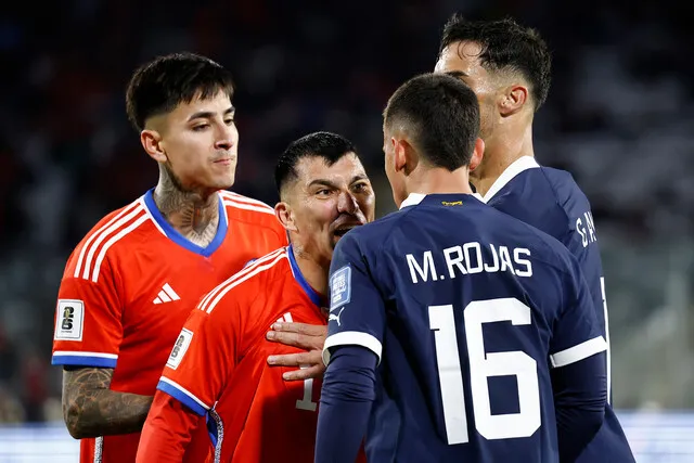 Véliz quedó molesto por la amarilla que recibió Medel (Photosport)