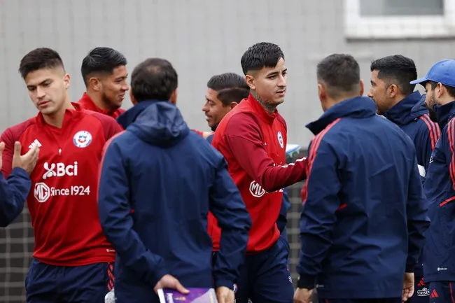 Los seleccionados nacionales recibieron entre abrazos al cuerpo técnico interino. (Foto: Carlos Parra – Comunicaciones FFCh)