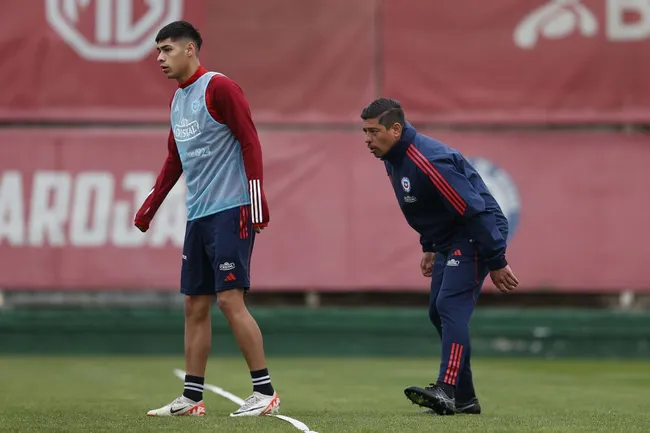 Nicolás Córdova le dio espacio a los jugadores más jóvenes en su primer entrenamiento al mando de La Roja. (Foto: Carlos Parra – Comunicaciones FFCh)