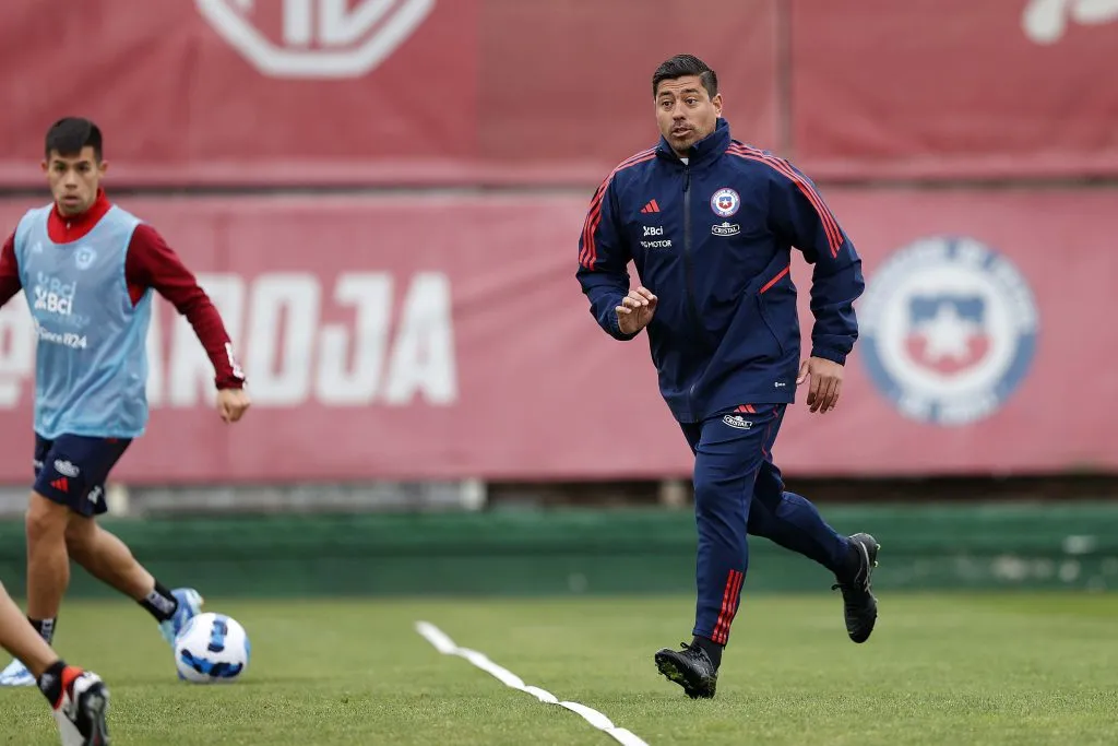 Nicolás Córdova estuvo muy activo en su primer entrenamiento al mando de La Roja. (Foto: Carlos Parra – Comunicaciones FFCh)