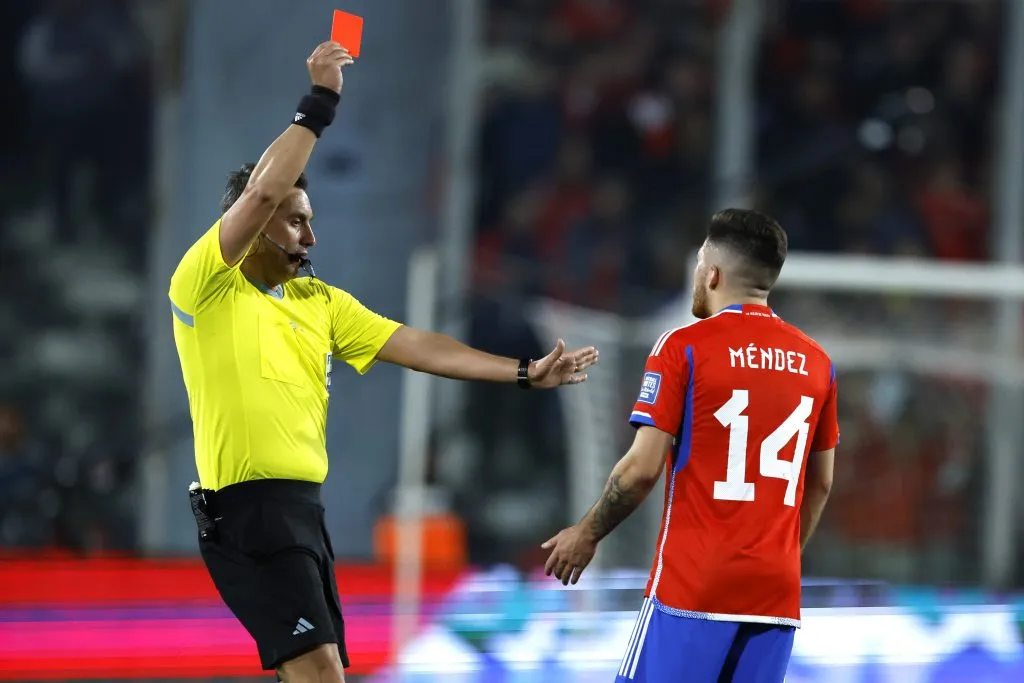 Méndez vio la roja ante Paraguay | Foto: Photosport
