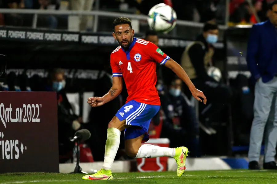 Leonel Herrera pide a Mauricio Isla. | Foto: Photosport