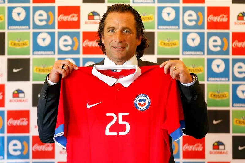 Pizzi, no supo capitalizar a la Generación Dorada y su primer partido en La Roja, fue el quinto del proceso rumbo a Rusia (Archivo)