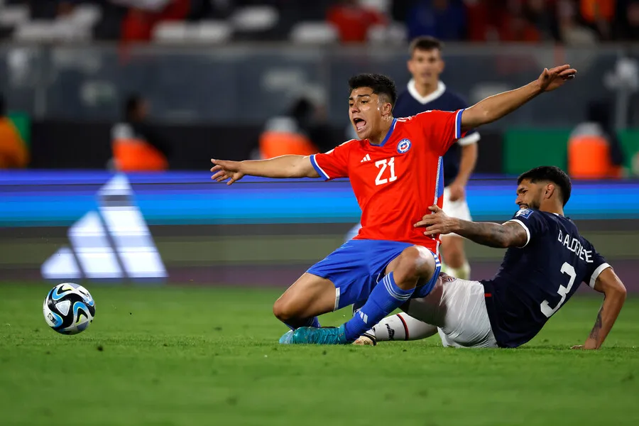 Pizarro no logró inquietar a Paraguay. | Foto: Photosport