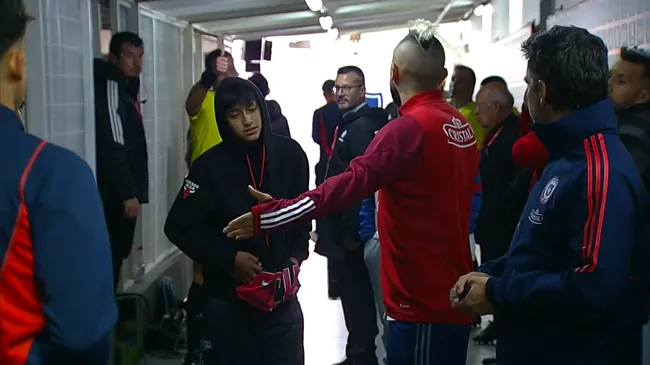 Arturo Vidal le muestra su molestia al árbitro Fernando Rapallini (Foto: Chilevision / PlutoTV)