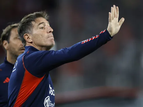 "Ya se va": Hinchas no soportan más a Eduardo Berizzo en La Roja y piden su salida en el Monumental